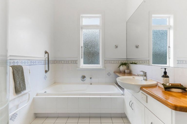 Photo of property in 5 Clarence Road, Northcote Point, Auckland, 0627