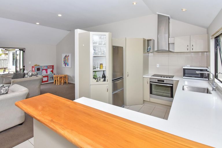 Photo of property in 18 Crannog Fen, Wattle Downs, Auckland, 2103