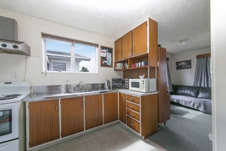 Photo of property in 2/89 Bruce Mclaren Road, Henderson, Auckland, 0612