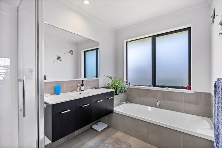 Photo of property in 20 Kowi Lakes Drive, One Tree Point, 0118