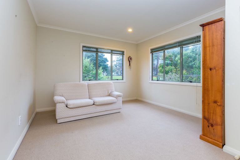 Photo of property in 2/360 East Coast Road, Sunnynook, Auckland, 0630