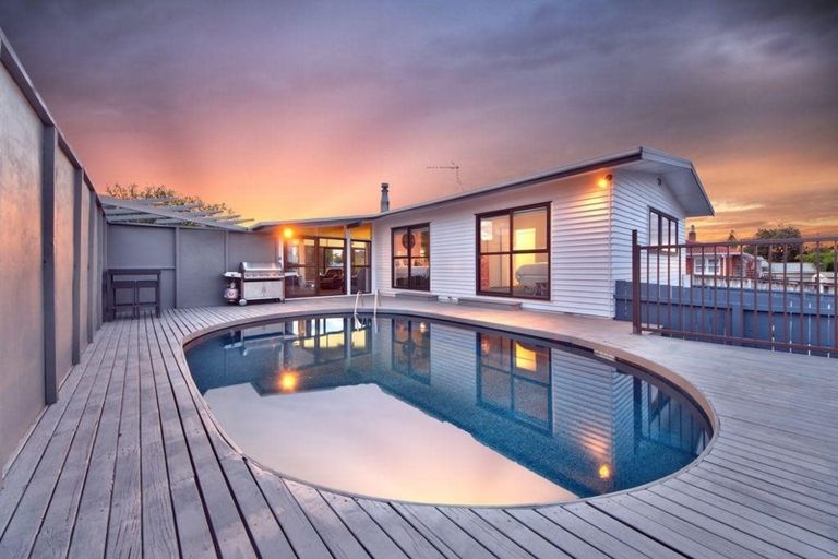 Photo of property in 15 Bodi Place, Te Atatu South, Auckland, 0610