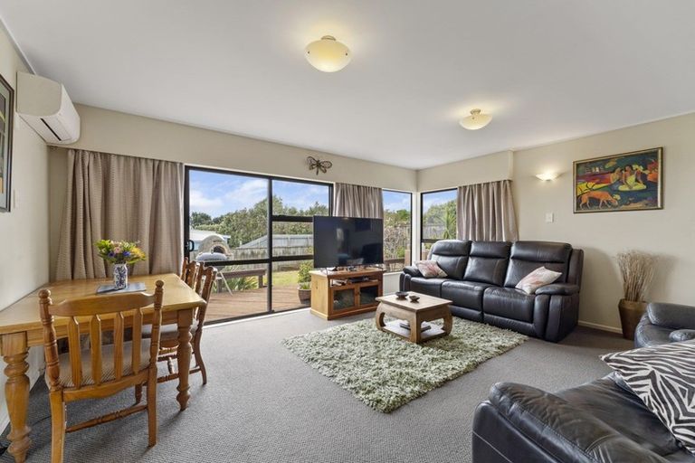 Photo of property in 15 Pine Ridge Terrace, Waikanae Beach, Waikanae, 5036