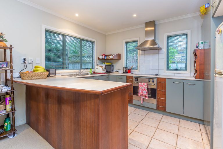 Photo of property in 2/360 East Coast Road, Sunnynook, Auckland, 0630