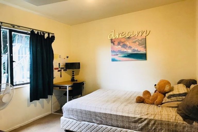 Photo of property in 2/2 Deverell Place, Northcross, Auckland, 0632