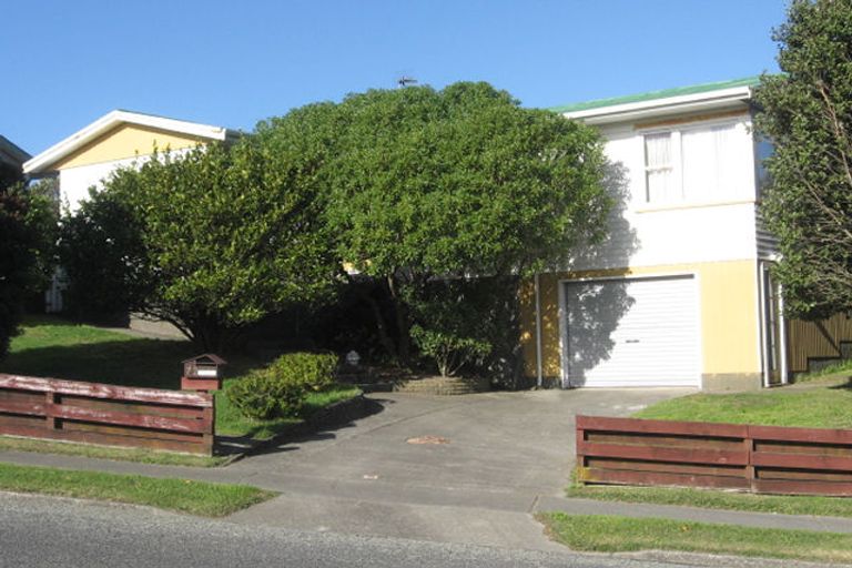 Photo of property in 72 Gloaming Hill, Titahi Bay, Porirua, 5022