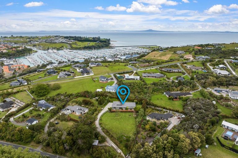 Photo of property in 35 Hobbs Road, Matakatia, Whangaparaoa, 0930