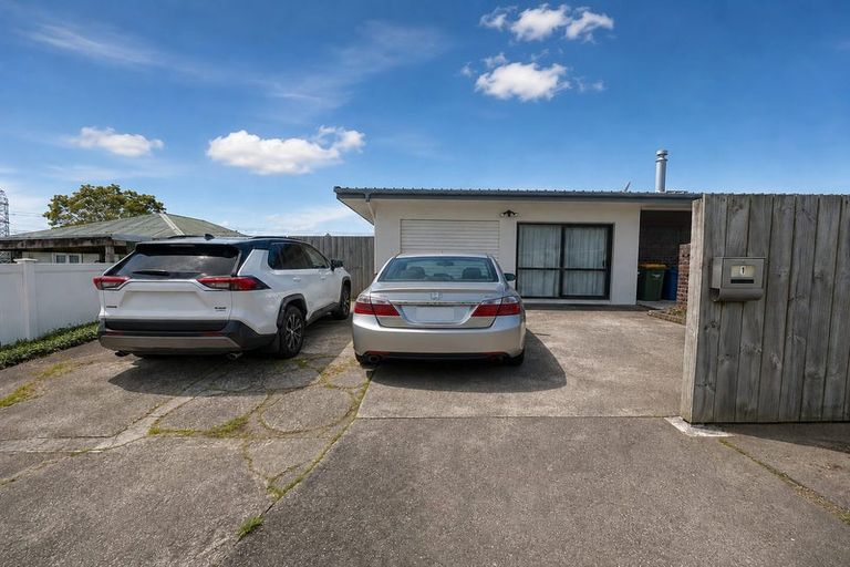Photo of property in 67 Lincoln Park Avenue, Massey, Auckland, 0614