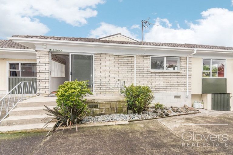 Photo of property in 2/4214a Great North Road, Glendene, Auckland, 0602