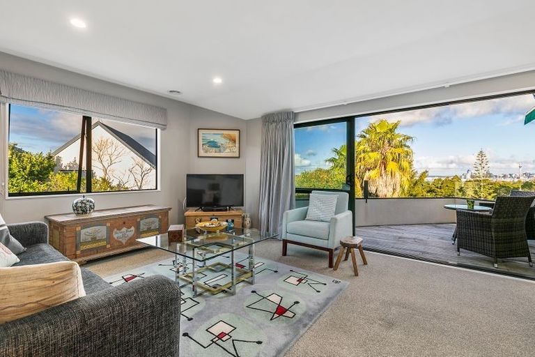 Photo of property in 1/262 Onewa Road, Birkenhead, Auckland, 0626