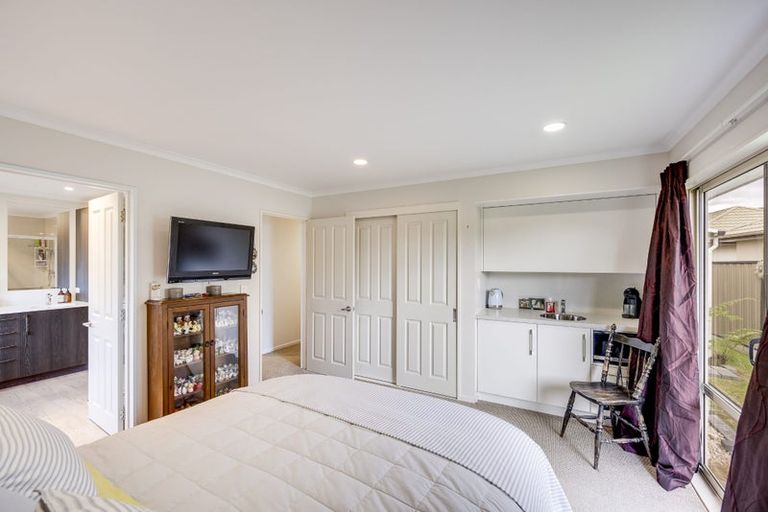 Photo of property in 5a Queens Walk, Taradale, Napier, 4112