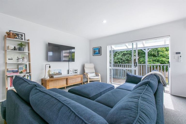 Photo of property in 2/34 Lambrown Drive, Totara Vale, Auckland, 0629