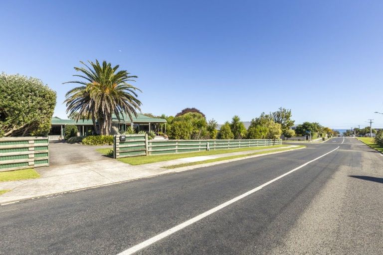 Photo of property in 128 Wairau Road, Oakura, 4314