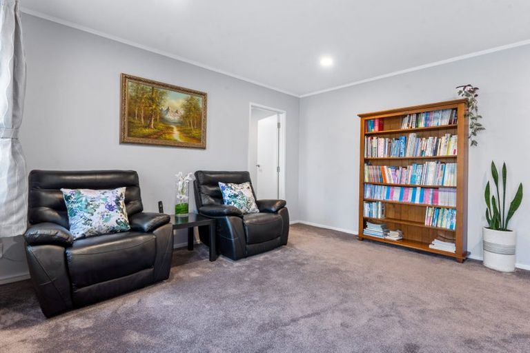 Photo of property in 18 Murano Place, Chatswood, Auckland, 0626