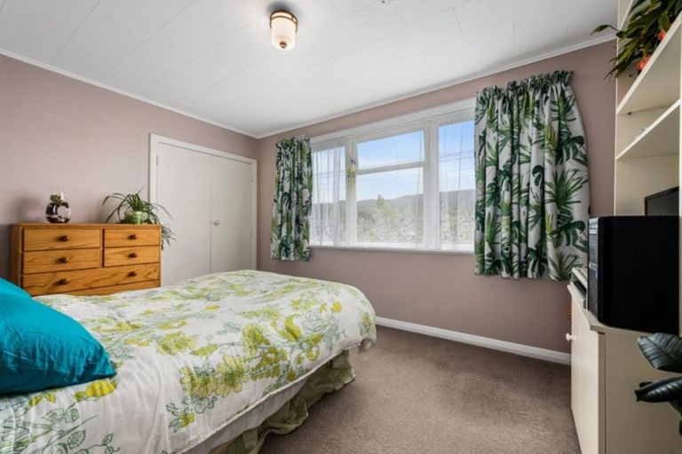 Photo of property in 42a Kowhai Avenue, Ebdentown, Upper Hutt, 5018