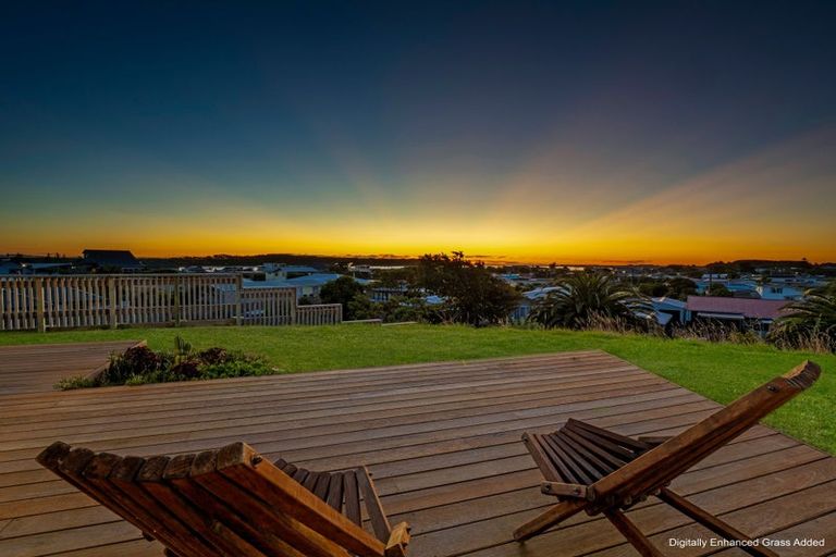 Photo of property in 2 Rangeview Rise, Foxton Beach, Foxton, 4815