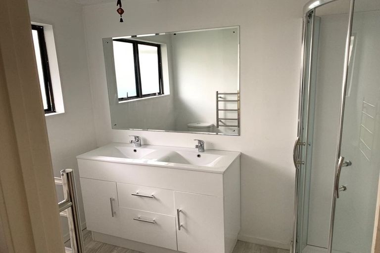 Photo of property in 17 Glennandrew Drive, Half Moon Bay, Auckland, 2012