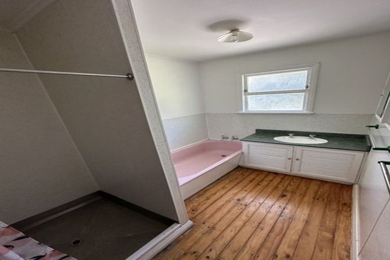 Photo of property in 128 Waikawa Road, Picton, 7220