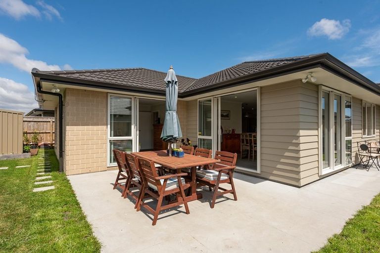 Photo of property in 15 Tapuhikura Street, Waikanae, 5036