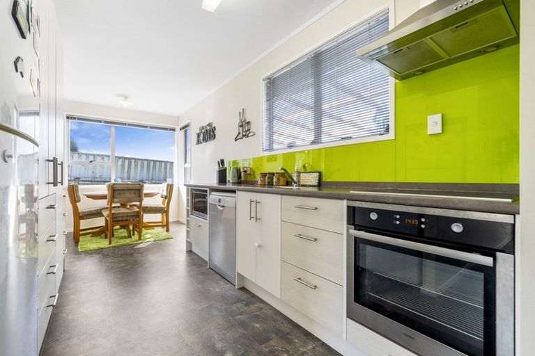 Photo of property in 18 Leatham Crescent, Opaheke, Papakura, 2113