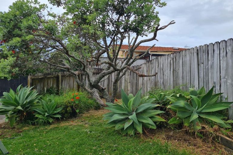 Photo of property in 3 Links Road, New Lynn, Auckland, 0600