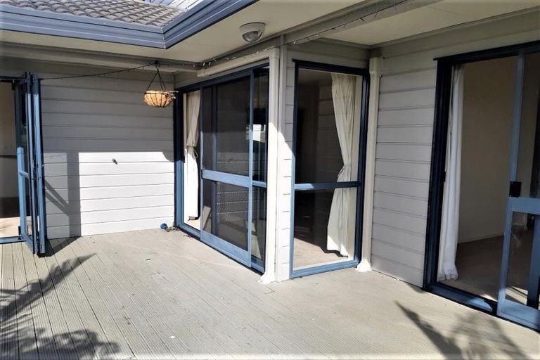Photo of property in 19 Mandeville Place, Unsworth Heights, Auckland, 0632