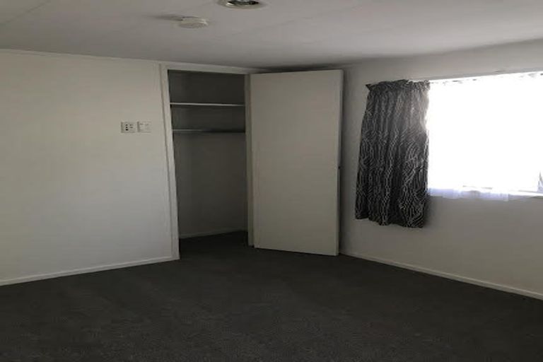 Photo of property in 2/23 Camelot Place, Glenfield, Auckland, 0629