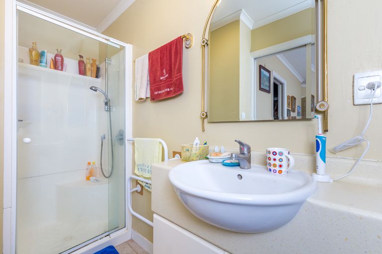 Photo of property in 2/360 East Coast Road, Sunnynook, Auckland, 0630