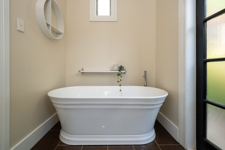 Photo of property in 12 Hadfield Terrace, Bluff Hill, Napier, 4110