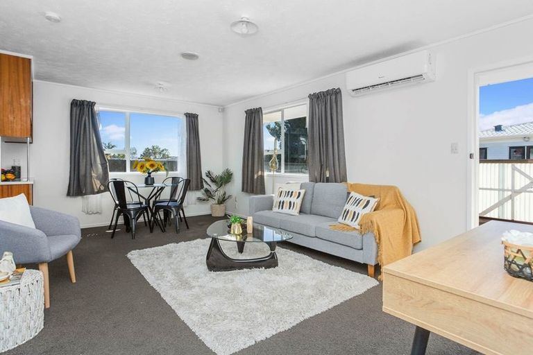 Photo of property in 2/89 Bruce Mclaren Road, Henderson, Auckland, 0612