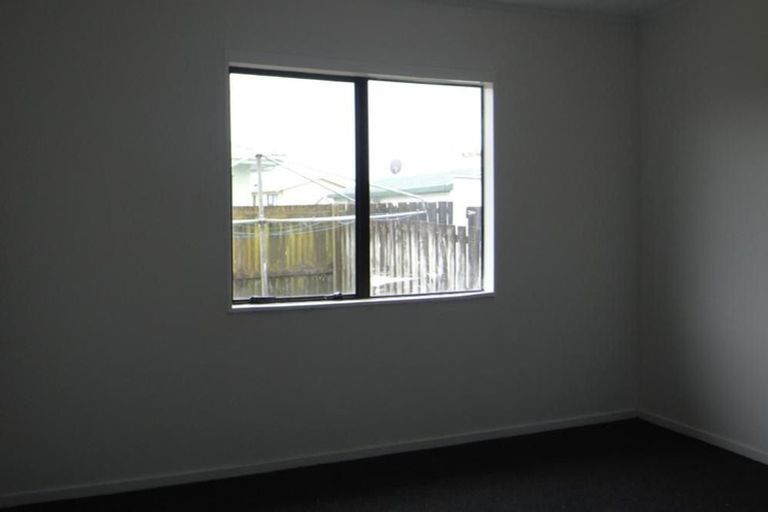 Photo of property in 2/11 De Bloge Place, Clendon Park, Auckland, 2103