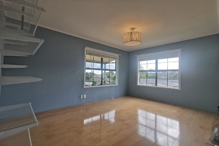 Photo of property in 17 Palmetto Place, Goodwood Heights, Auckland, 2105