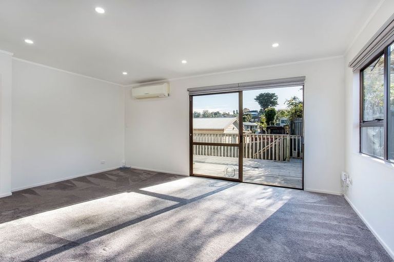 Photo of property in 7 Flaunty Place, West Harbour, Auckland, 0618