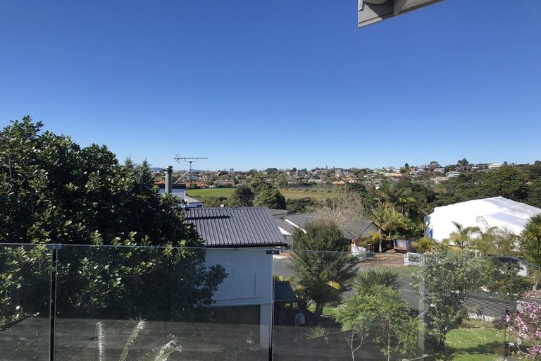 Photo of property in 27 Lagoon Way, West Harbour, Auckland, 0618