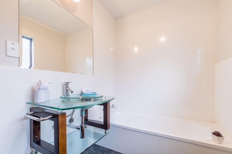 Photo of property in 2/120 Sunnyside Road, Sunnyvale, Auckland, 0612