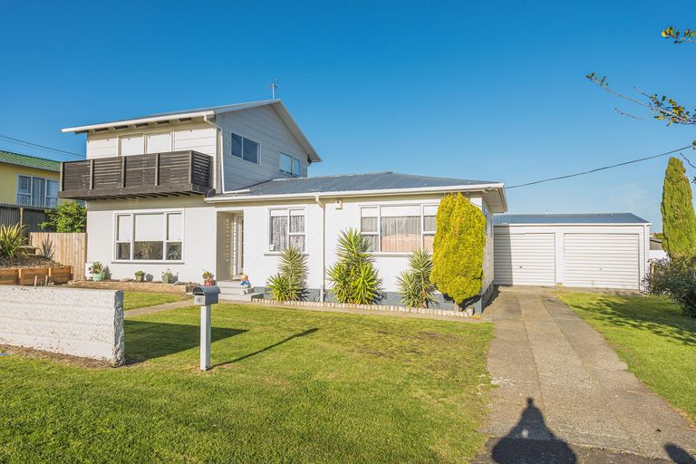 Photo of property in 28 Miro Street, Castlecliff, Whanganui, 4501