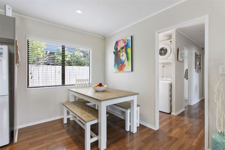 Photo of property in 1/10 Oreil Avenue, West Harbour, Auckland, 0618