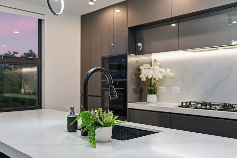 Photo of property in 7d Babich Road, Henderson Valley, Auckland, 0614