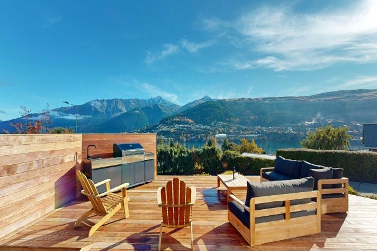 Photo of property in 8 Elizabeth Place, Kelvin Heights, Queenstown, 9300