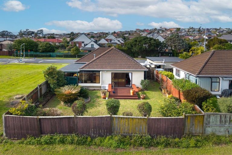 Photo of property in 2/55 Aviemore Drive, Highland Park, Auckland, 2010