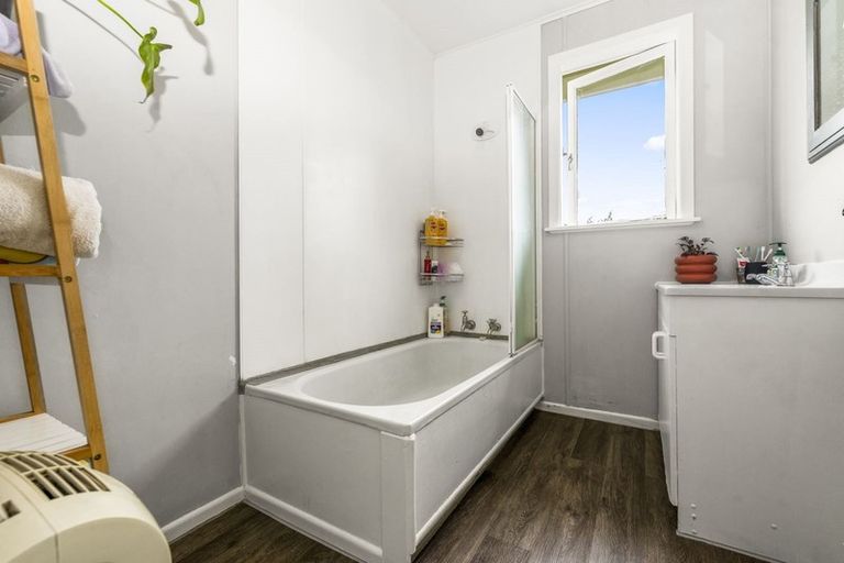 Photo of property in 15 Thomas Crescent, Western Heights, Rotorua, 3015