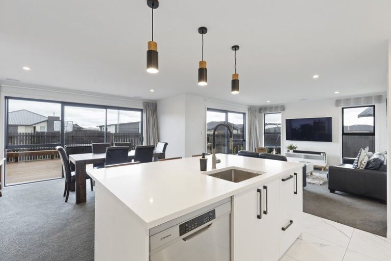 Photo of property in 2 Corsica Court, Fitzherbert, Palmerston North, 4410