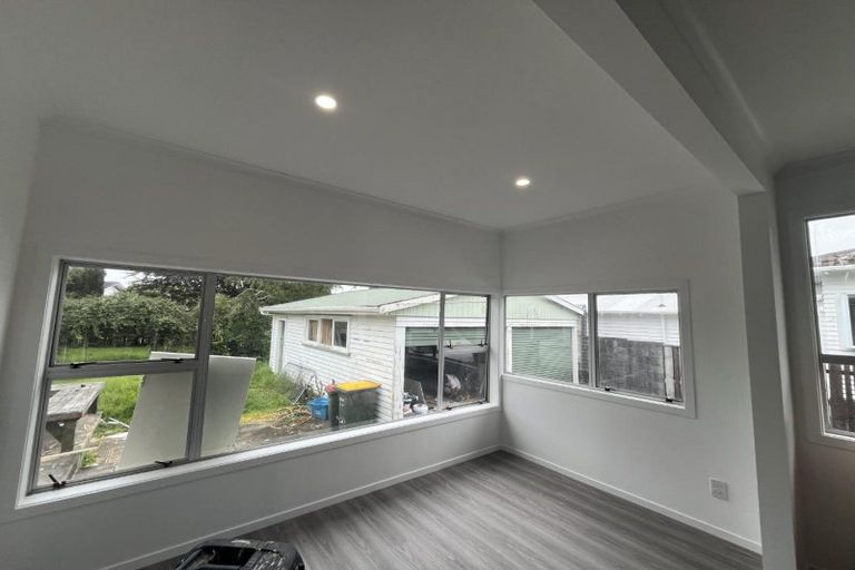 Photo of property in 8 Wallath Road, Westown, New Plymouth, 4310