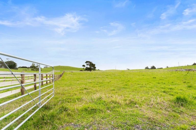 Photo of property in 2590 Awhitu Road, Awhitu, 2684