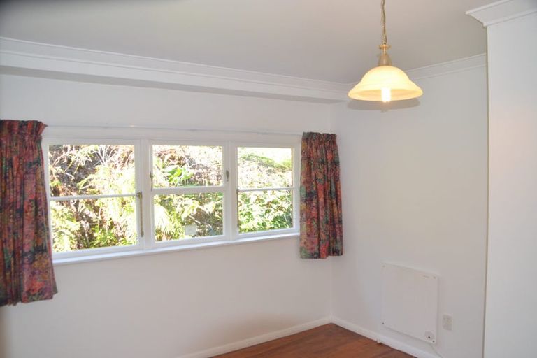 Photo of property in 5 Poto Road, Normandale, Lower Hutt, 5010