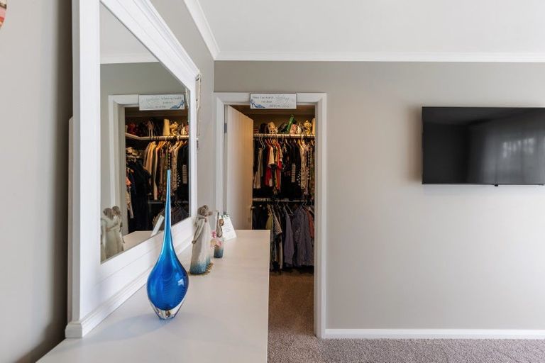 Photo of property in 11 Monaco Grove, Fitzherbert, Palmerston North, 4410