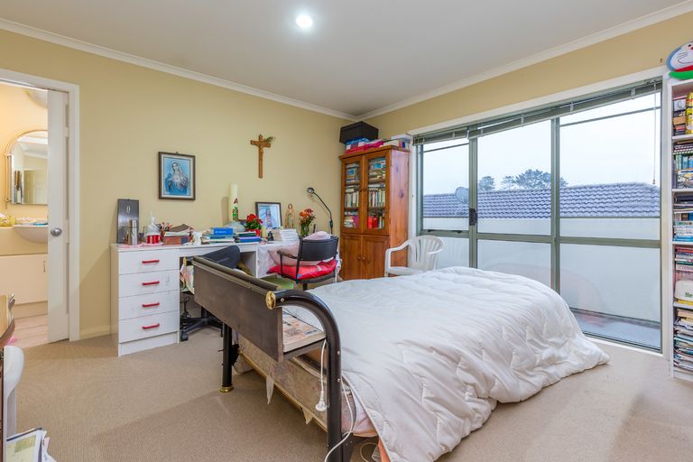 Photo of property in 2/360 East Coast Road, Sunnynook, Auckland, 0630