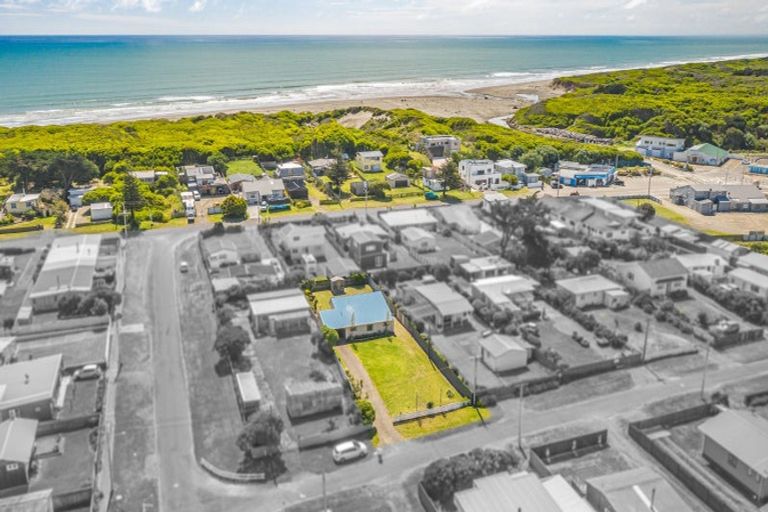 Photo of property in 22 Rangitane Street, Himatangi Beach, Foxton, 4891
