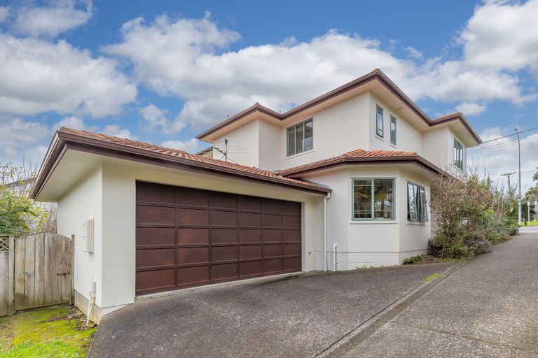 Photo of property in 2/360 East Coast Road, Sunnynook, Auckland, 0630