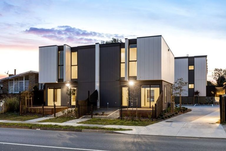 Photo of property in 8/79 Edmonton Road, Henderson, Auckland, 0612